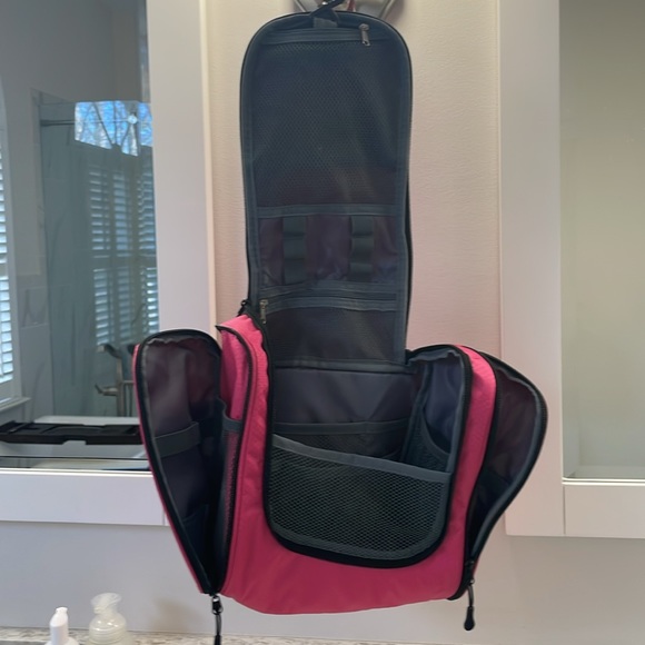 Large cosmetic travel case new without tags - Picture 2 of 4